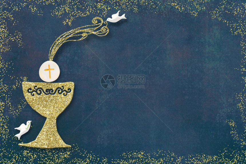首张圣餐邀请卡GoldenChalice和鸽子放在蓝纸背景上图片