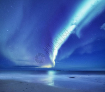 挪威罗弗敦群岛上的北极光海洋上空的绿色北极光与极光的夜空夜间冬季景观与极光和水面上的反射挪插画