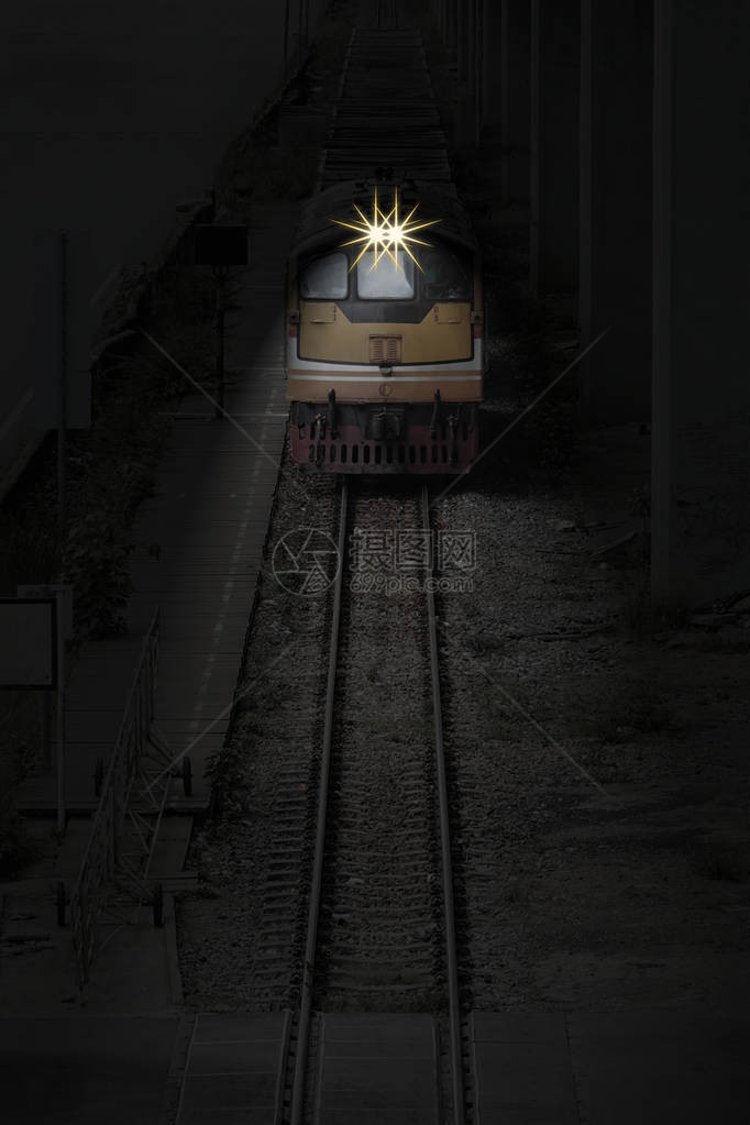 在马路对面的铁路上带有硬光的抽象火车图片