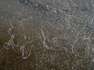 溪中石块结冰的水结构泡影里面有抽象裂缝的碎冰柱块细节丰富插画