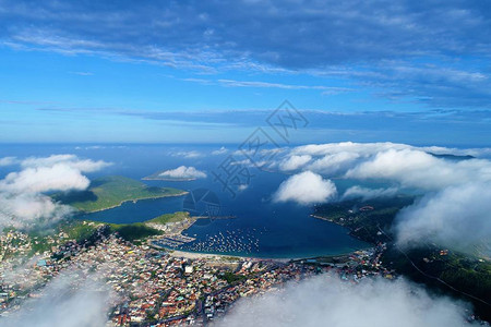 巴西全景视图很棒的风景美丽的海滩景色天使海滩在云彩的鸟瞰图很图片