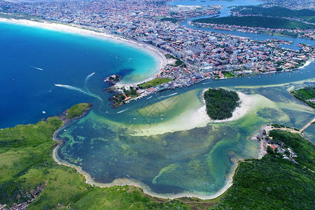 巴西里约热内卢卡波弗里奥Forte海滩的鸟瞰图假期旅行旅行目的地很棒的海滩场景热带旅行旅游点巴西邮政卡梦幻般的风背景图片