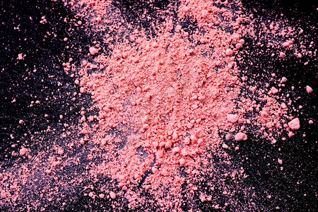 粉笔的红色背景粉红色的灰尘颗粒溅图片