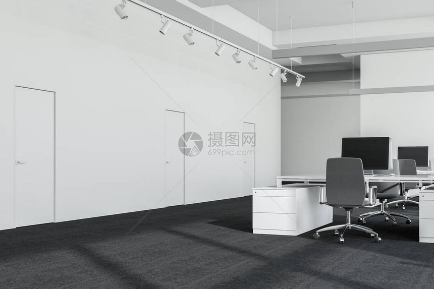 简约开放空间办公室的内部有白色的墙壁铺着地毯的地板和一排带黑色椅子的白色电脑桌图片