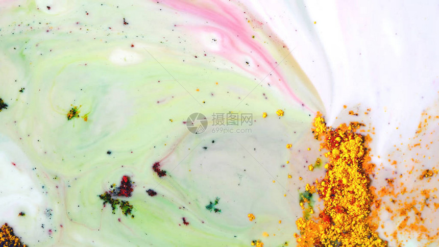 彩色粉末涂料在水上的特写镜头白色液体上粉末油漆污渍的抽象艺术绘画美丽的彩色图片
