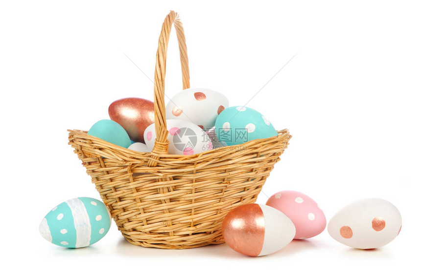 复活节篮子里装满了彩色手绘粉色蓝色白色和玫瑰金复活节彩蛋图片