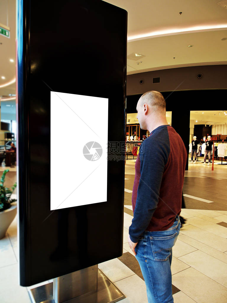 一个拥有数字媒体空白黑屏幕现代面板购物中心广告设计招牌画廊的人模型模型背景模糊的图片