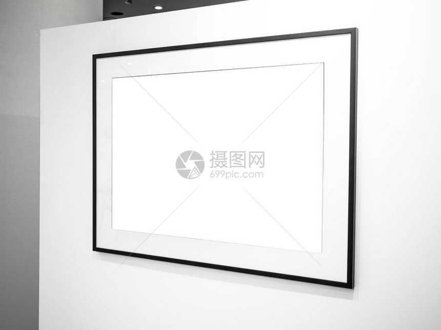 墙壁上的白色空白照片框模拟展览美图片