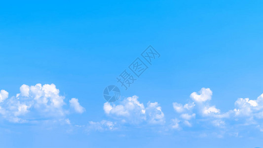 抽象的蓝天背景与微小的云彩图片