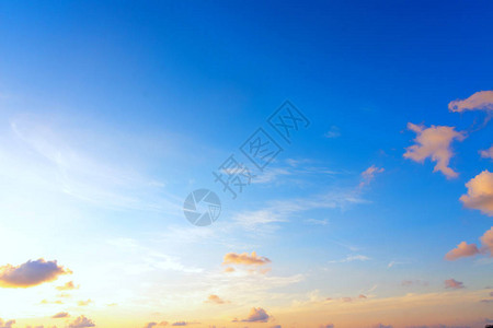 日出时有小云的蓝天抽象背景图片