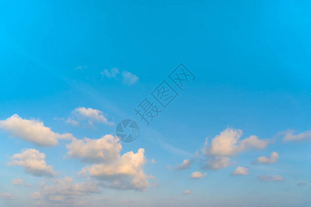 复制夏季空间蓝色天空和白云抽象背景info图片