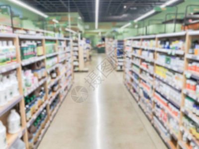 美国杂货店低角模糊的抽象维生素和补充营养品部图片