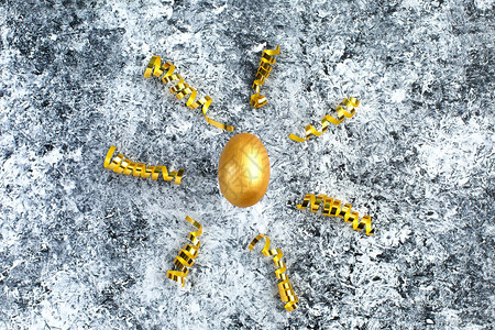 金蛋和金蛇纹石抽象黑白背景上赚钱和成功投资的象征最小的复活节快图片