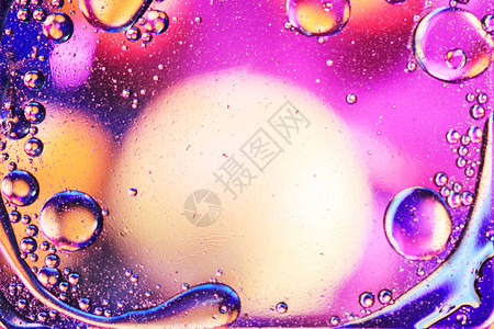 抽象五颜六色的油在水背景图片