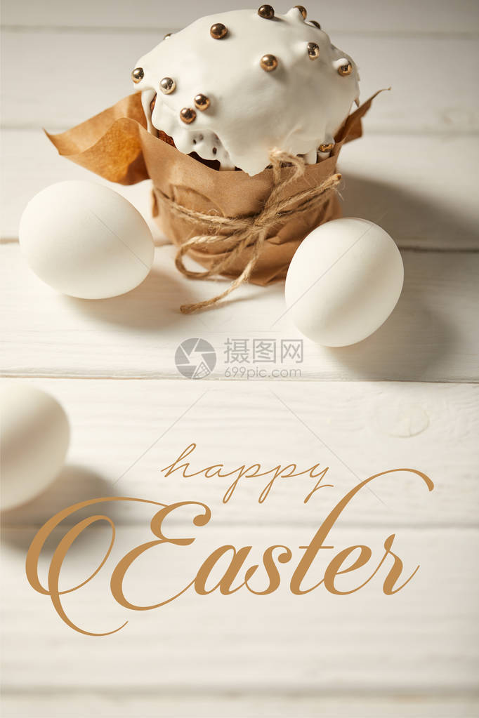 传统的复活节蛋糕和白木桌上的鸡蛋图片
