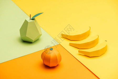 彩色纸上的香蕉和橘子类皮图片