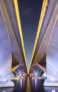 夜间桥梁线条的抽象照片图片