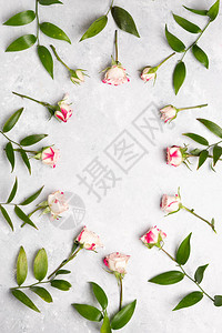 大理石背景上的粉红玫瑰花以几何形态排列的优美图片
