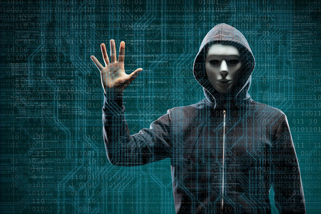 在抽象数字背景的危险黑客与二进制代码面具和兜帽上的黑脸被遮住了数据窃贼互联网攻击暗网欺诈虚拟现实和图片