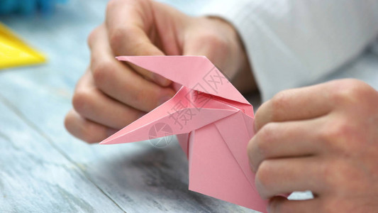 关闭了折叠粉红色折纸青蛙的人如何制作简单的折纸青蛙说明日本的折叠图片