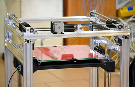 自动三维打印机在实验室中进行塑料黄色建模图片