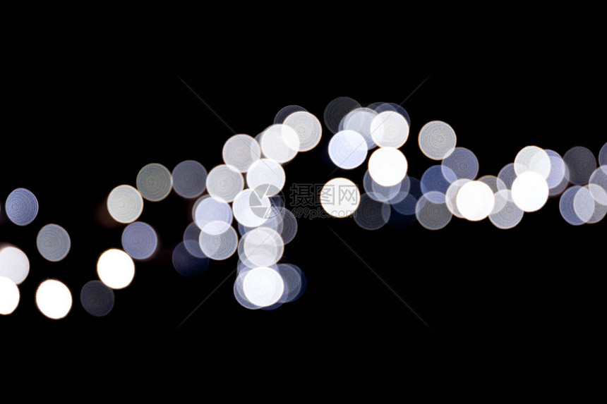 白色城市灯光在黑色背景上的抽象布基赫焦点分散图片