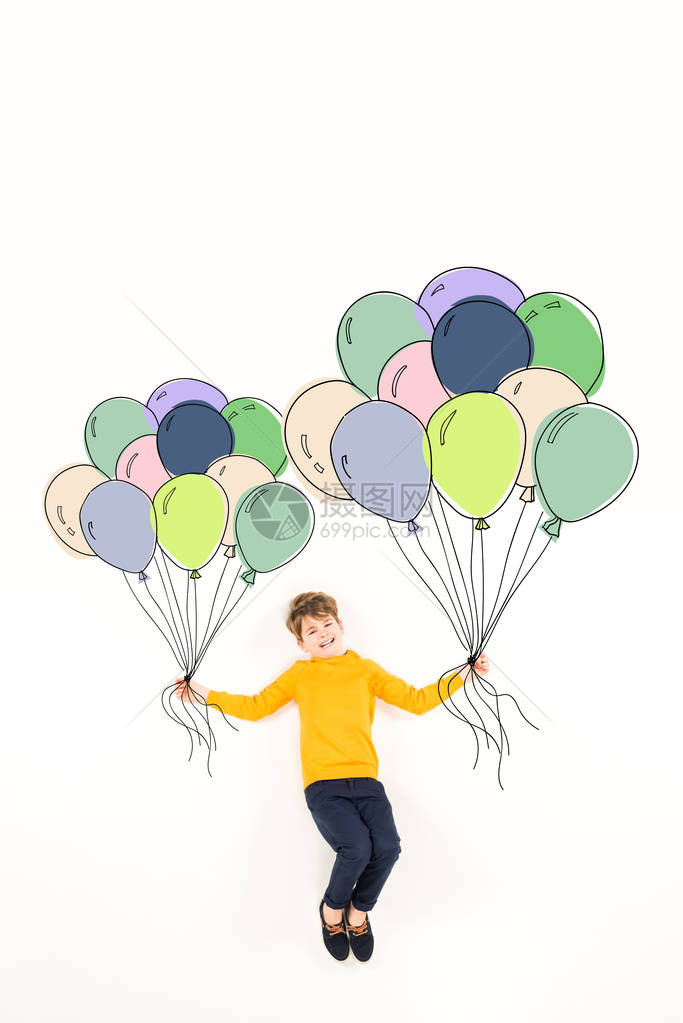 喜悦的小孩顶着彩色气球图片