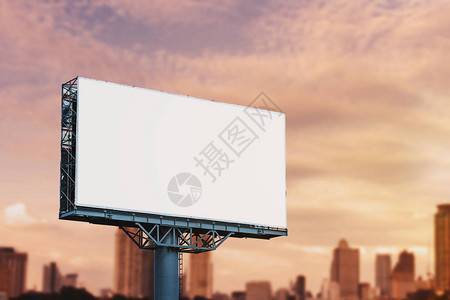 空白广告牌样机与白屏反对多云和城市背景复制广告的空间横背景图片