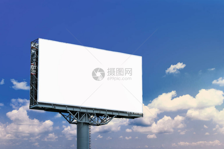 空白广告牌样机与白色屏幕反对云彩和蓝天背景复制广告的空间横图片