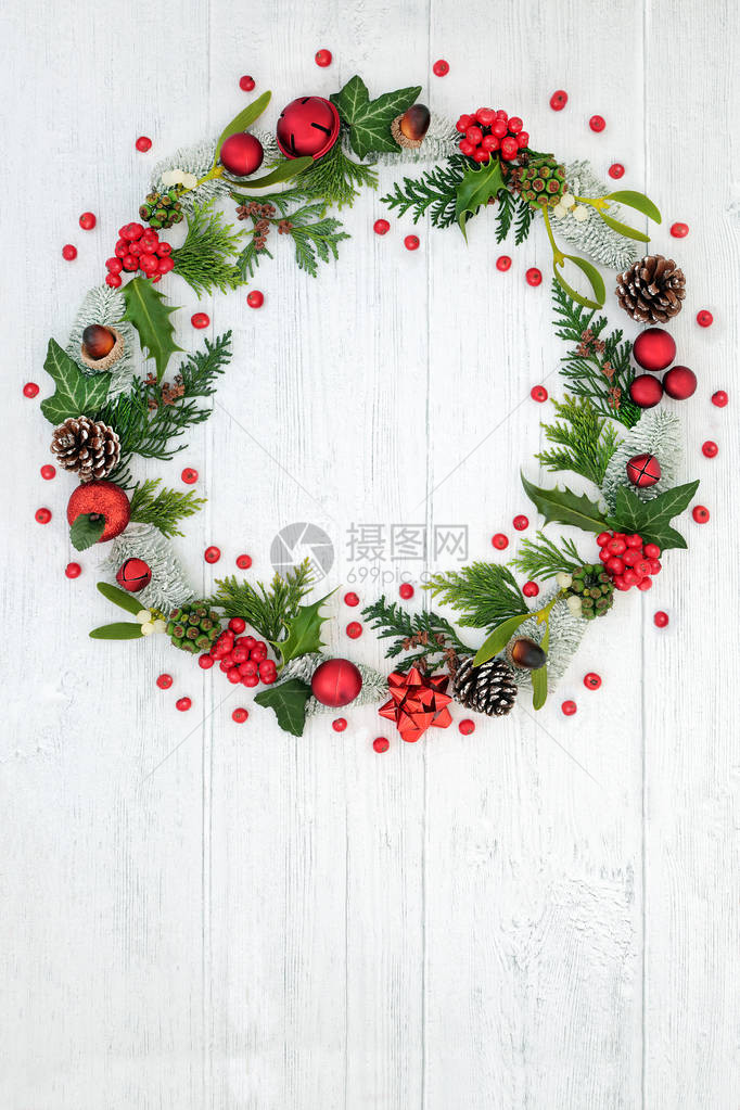 抽象的圣诞花环与红色摆设装饰冬青松果槲寄生积雪的云杉冷和松散的红色浆果在质朴的白色背图片