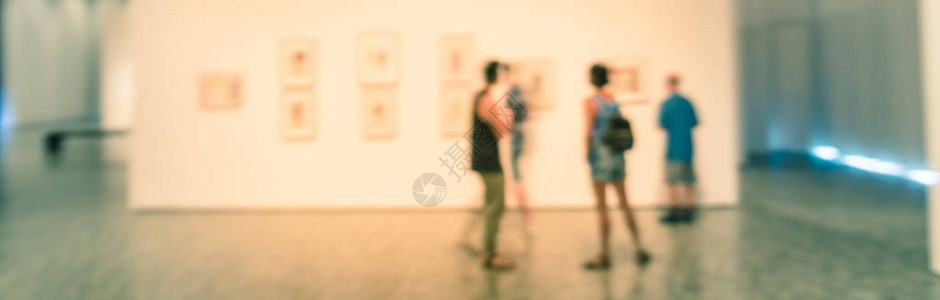 全景视图模糊了人们在美国参观艺术展的图像美术画廊抽象散焦模图片