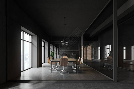 办公室会议室内部有灰色和玻璃墙混凝土地板大窗户和带木椅的长会议桌图片