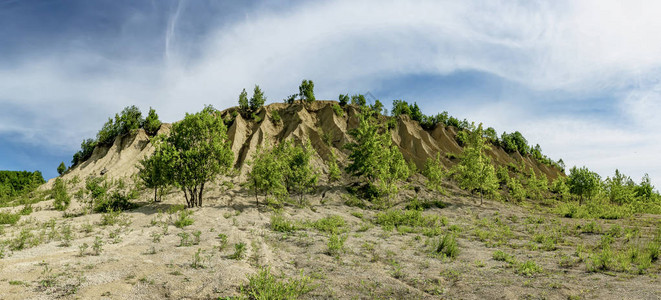 石灰岩采掘的采石场图片