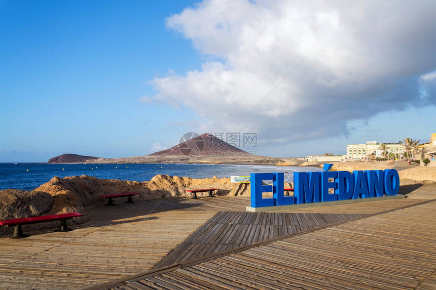 三维标志ElMedano沿着海岸和海滩的长廊图片