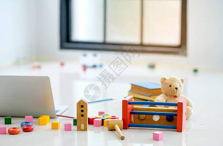 万代兰各种玩具和娃被放在玻璃窗前笔记本电脑旁边的地板上插画