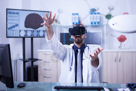 一名男医生使用虚拟现实耳机进行3d渲染的视图医生在他图片