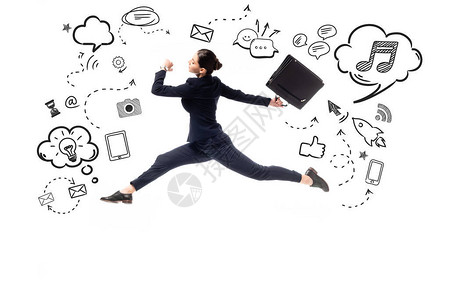 年轻商业女青年在靠近插图处用公文包跳跃的一面图片