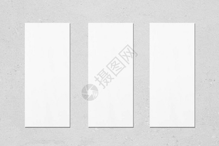 三个空的白色垂直矩形海报菜单模型图片