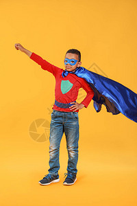 穿着彩色背景超级英雄服装的可爱图片