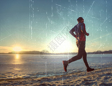 骑着黄色球衣黑短裤和跑鞋的瘦身男子在野外奔跑图片