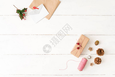 首观节日卡片装饰品和最近包着圣诞礼物及图片