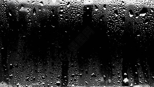 黑色背景的窗玻璃表面上的雨滴玻璃上的自然雨纹光穿透水滴网站设图片