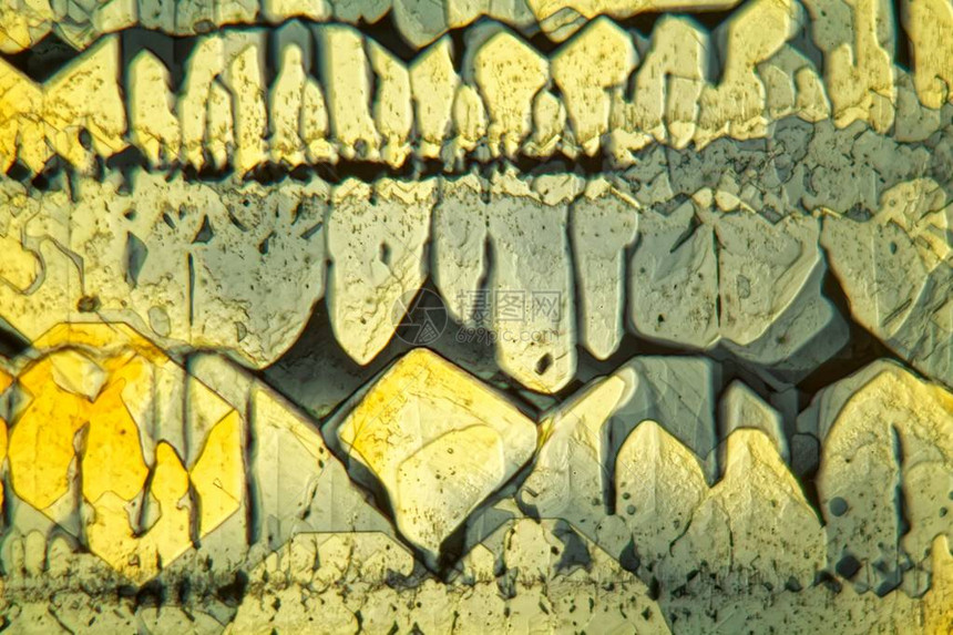 在显微镜和偏振光下对称生长的铁氰化钾晶体图片