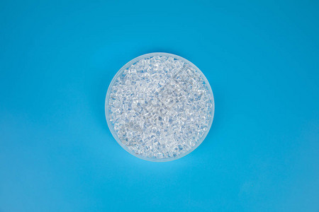 透明聚丙烯聚丙烯聚苯乙烯聚乙烯热塑聚合物HDPE和塑料原颗粒或孤立的蓝色图片