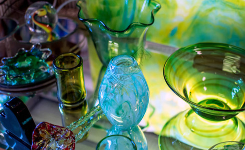 吹制玻璃在美国的一家玻璃店里展出各种美丽的插画