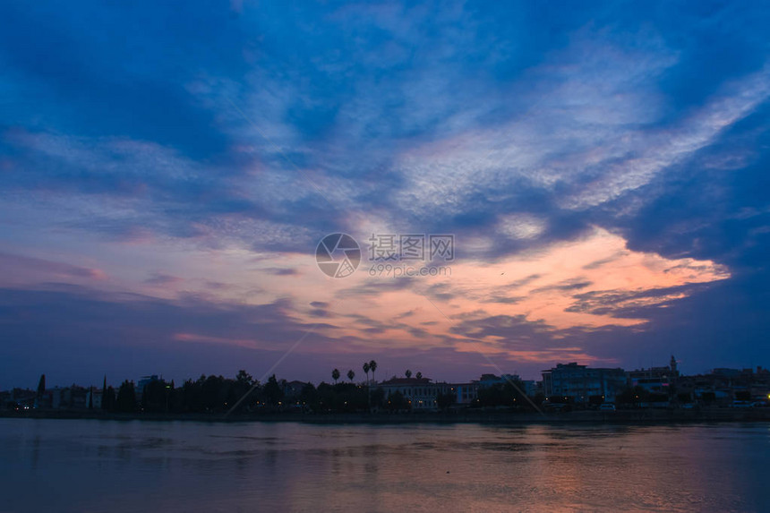 蓝色天空抽象背景和河流的色彩多的粉色和红云图片
