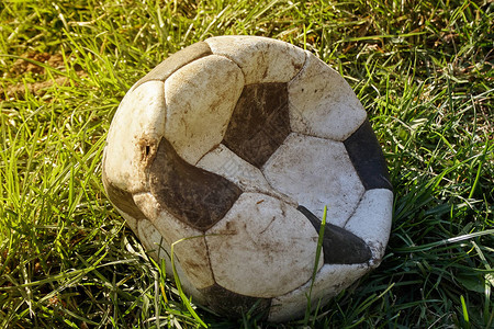 足球在草坪上被撕破足球的皮图片