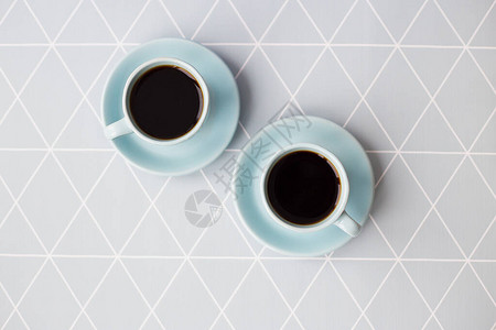 几何餐巾纸上美味咖啡的精美排列图片