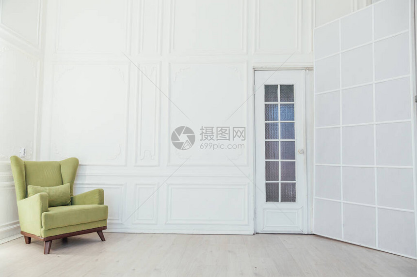 室内白色房间的绿色复古椅子图片