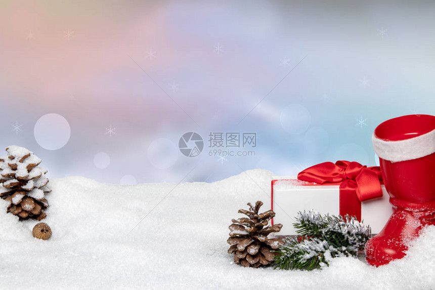 圣诞贺卡模板靴与云杉枝礼品盒锥体和刺猬在雪景中与抽象的冬季天空与雪和星相映成趣寒图片